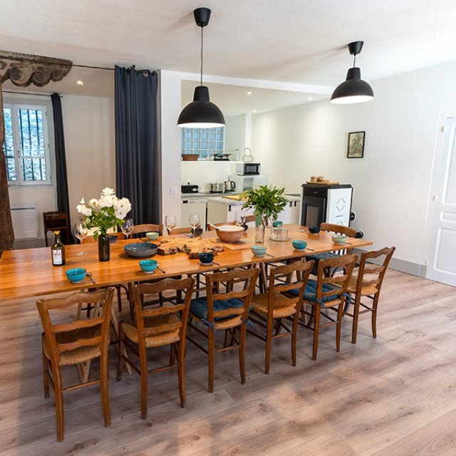 Salle à manger d’un gîte champêtre à Mauffans, bed & wine