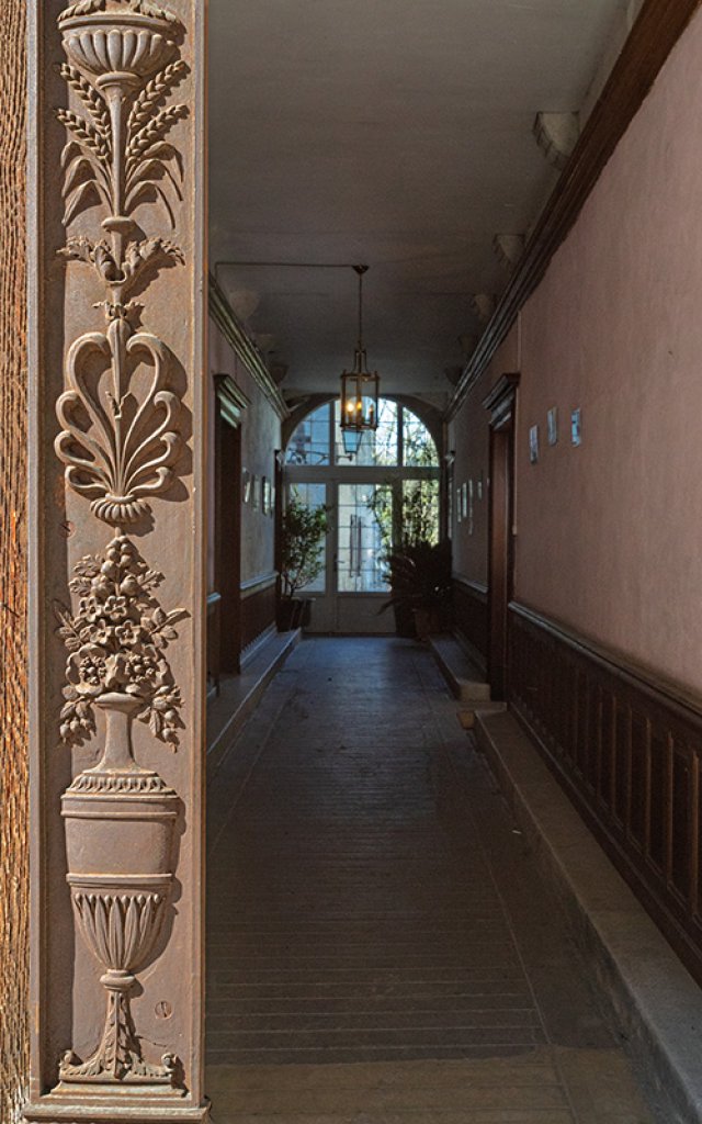 Entrée des gîtes urbains de Poligny et accès au jardin clos