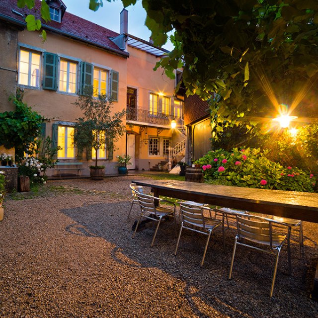 Cour et jardin de la maison d’hôtes Les Jardins sur Glantine à Poligny
