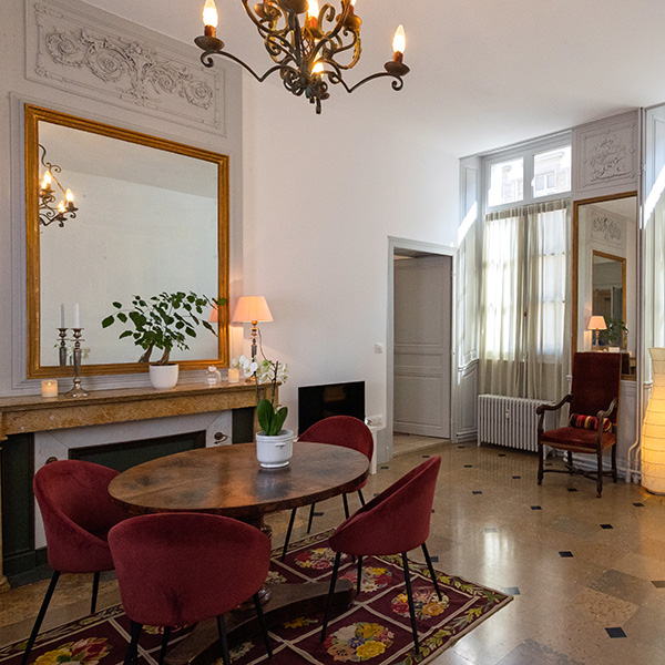 Salon d’une suite-appart urbain à Poligny