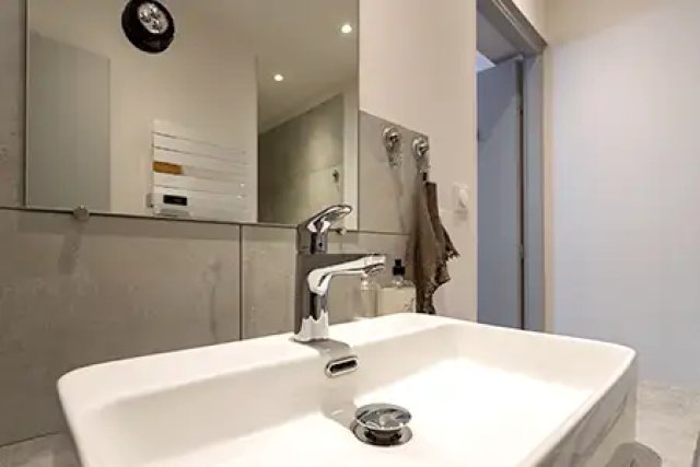 Salle de bain d’une suite-appart urbain à Poligny