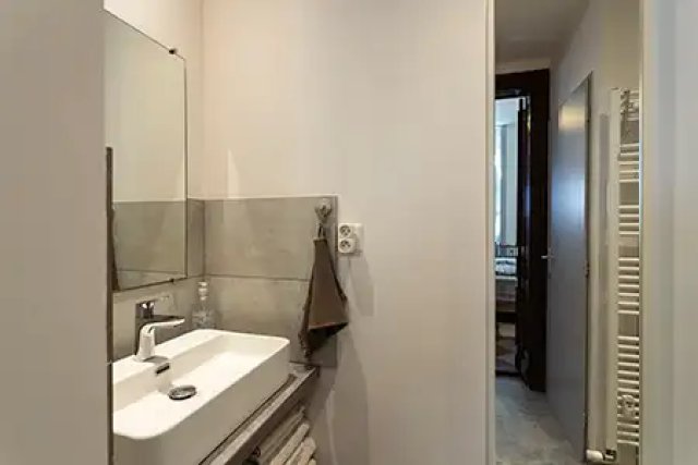 Salle de bain d’une suite-appart urbain à Poligny
