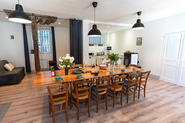 Salle à manger d’une suite-appart champêtre à Mauffans