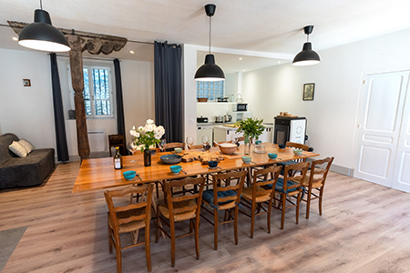 Salle à manger d’une suite-appart champêtre à Mauffans