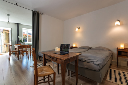 Chambre du studio d’une suite-appart champêtre à Mauffans