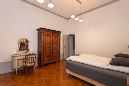 Chambre d’une suite-appart urbain à Poligny