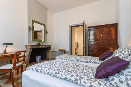 Chambre d’une suite-appart urbain à Poligny