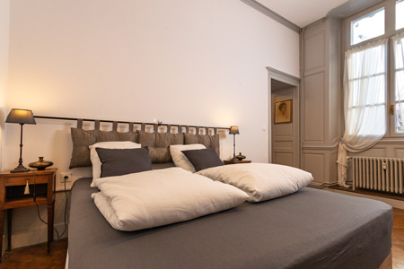 Chambre d’une suite-appart urbain à Poligny