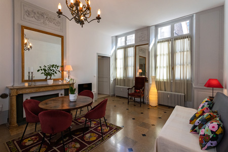 Salon d’une suite-appart urbain à Poligny