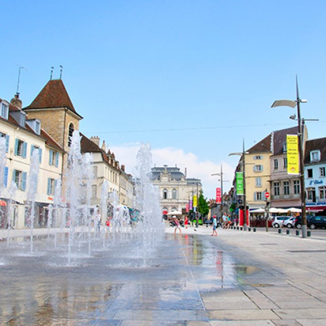 Vue de la place de la Liberté à Lons-le-Saunier
